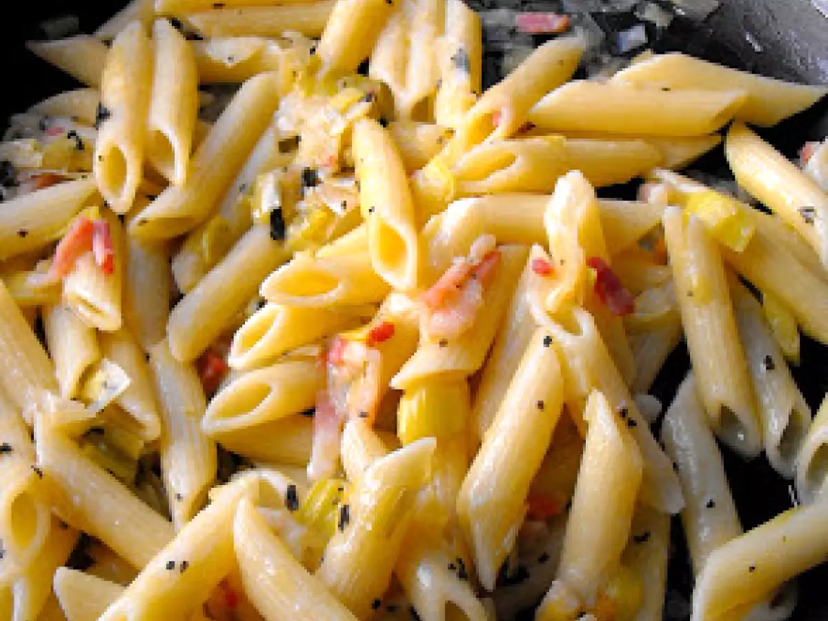 Penne con porri, pancetta e pecorino: la ricetta cremosa e saporita pronta in pochi minuti