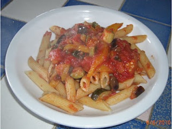 Penne gustose con melanzane e peperoni