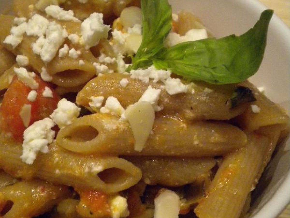 Penne integrali con ragù di melanzane e feta