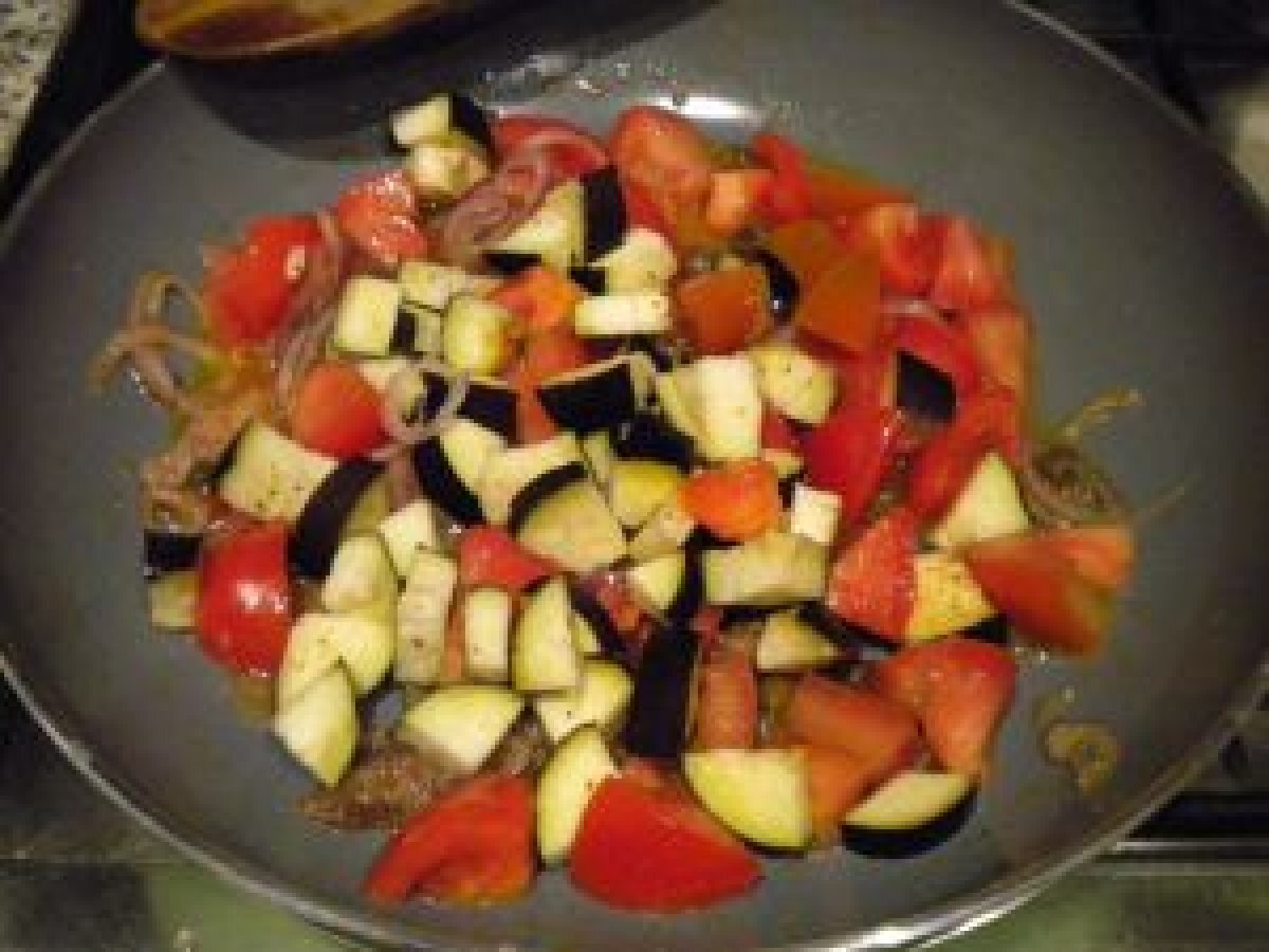 Penne integrali con ragù di melanzane e feta - foto 3