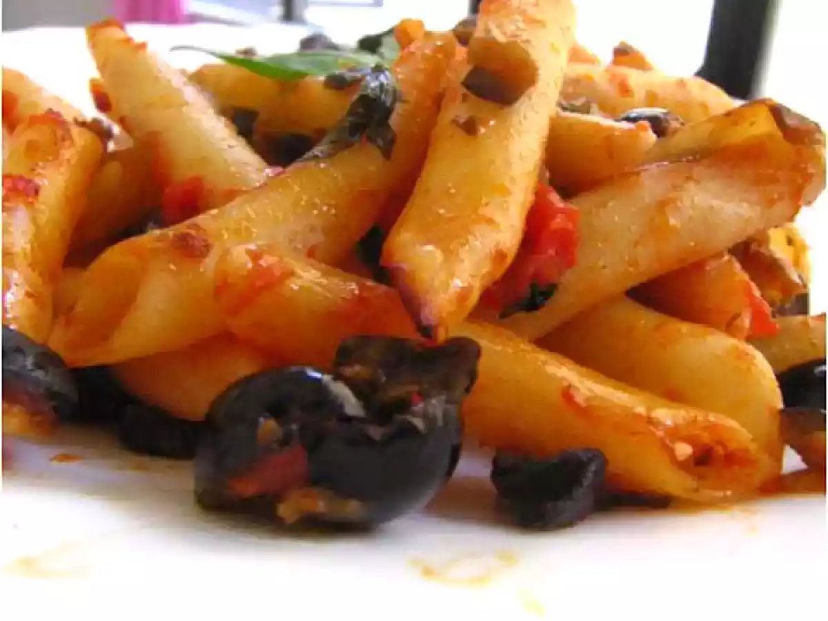 Penne lisce con melanzane e olive nere