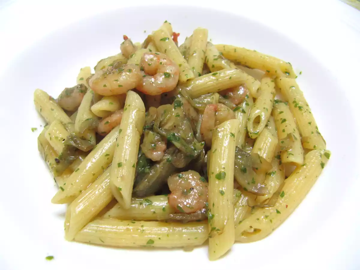 Penne rigate con salsa di carciofi e gamberetti