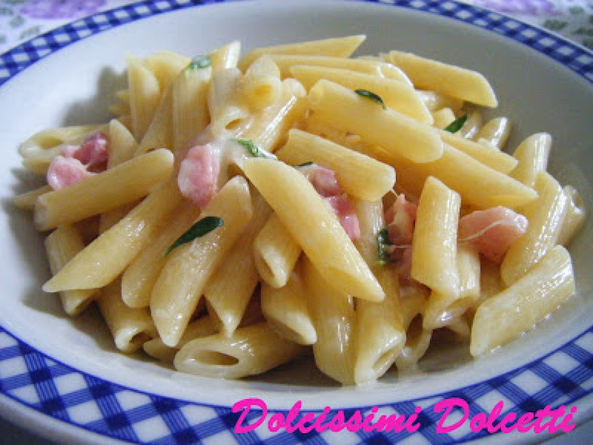 Penne rigate con squacquerone, pancetta e satureja montana