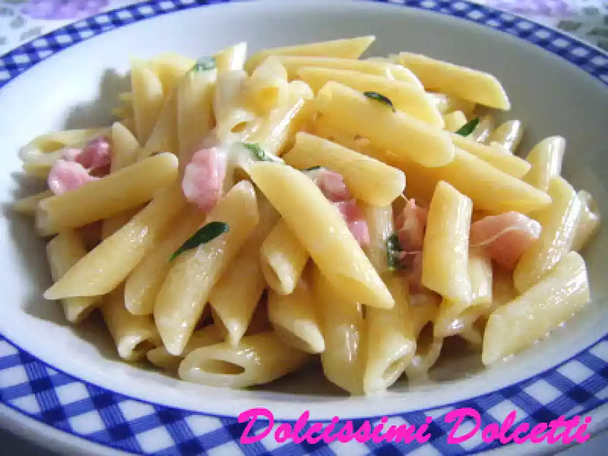 Penne rigate con squacquerone, pancetta e satureja montana