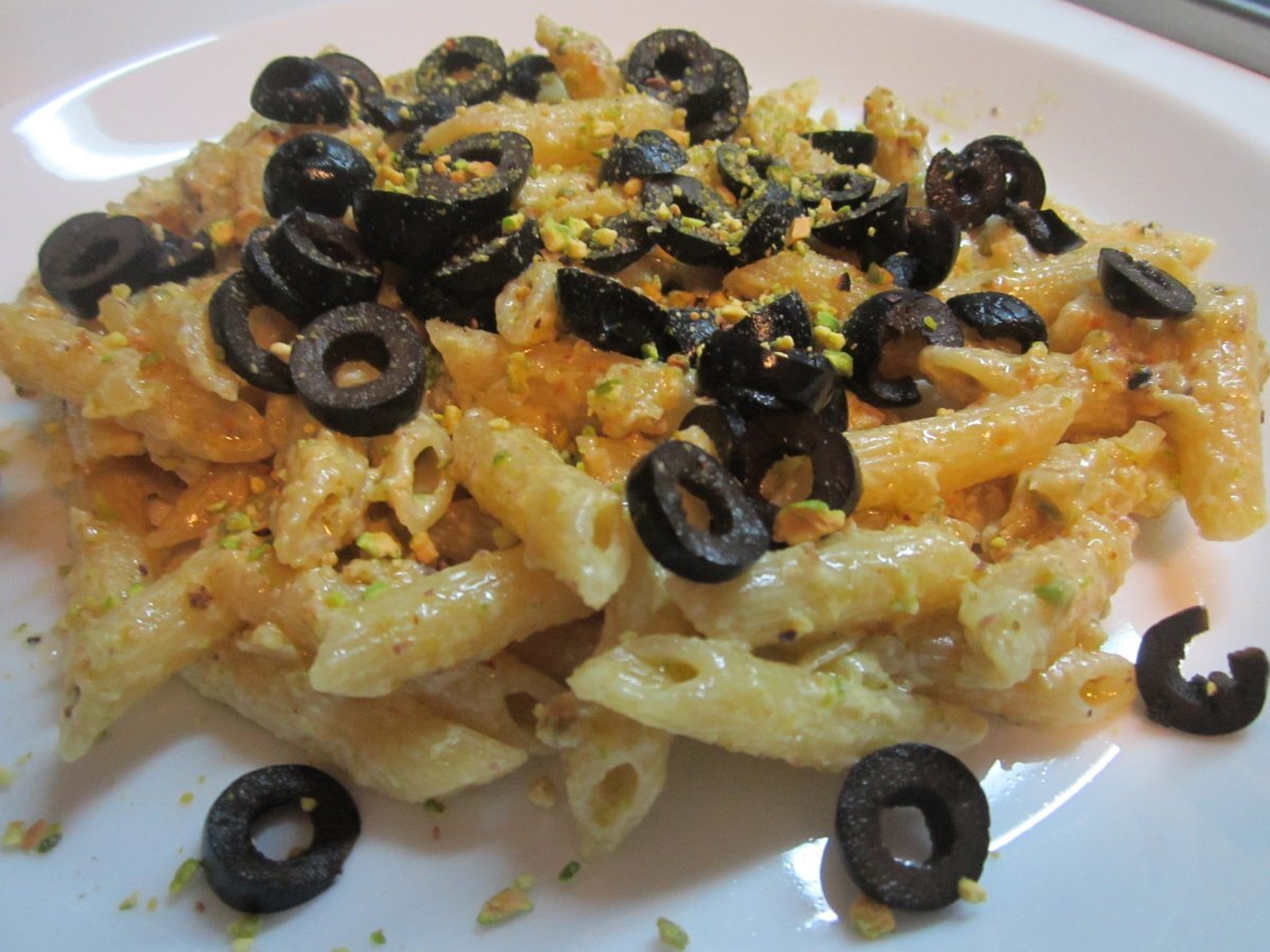 Pennette ai pistacchi e olive nere