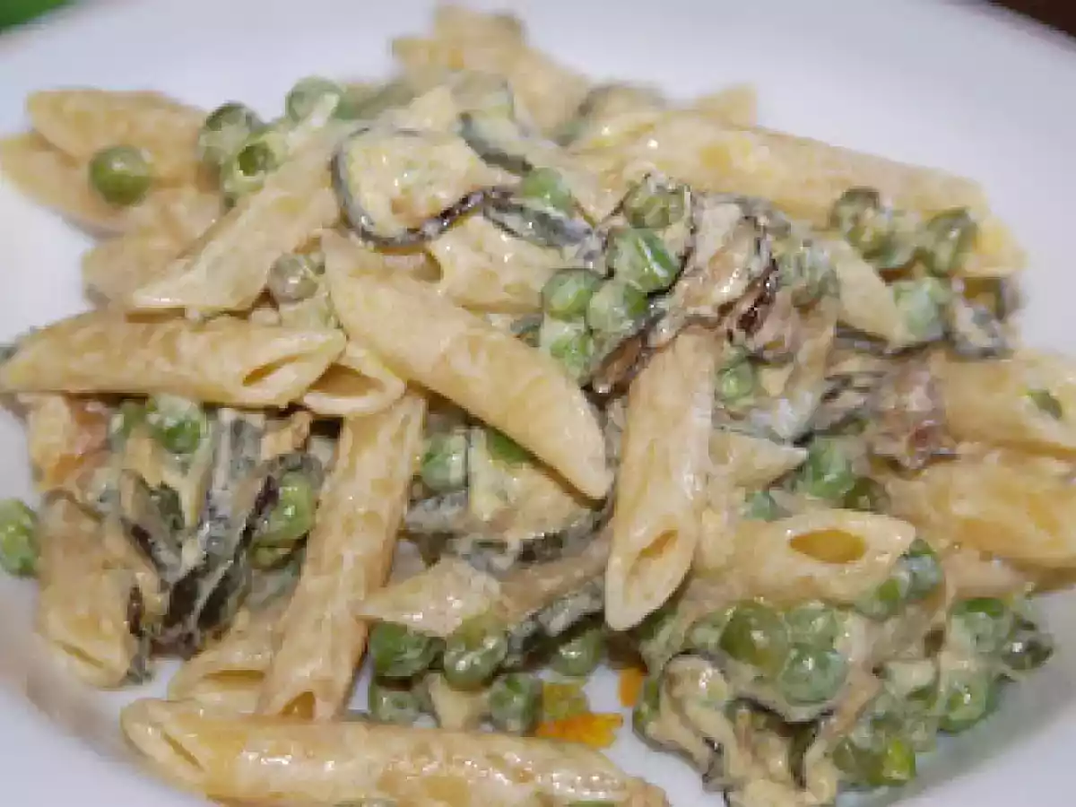 Pennette con piselli, zucchine e panna