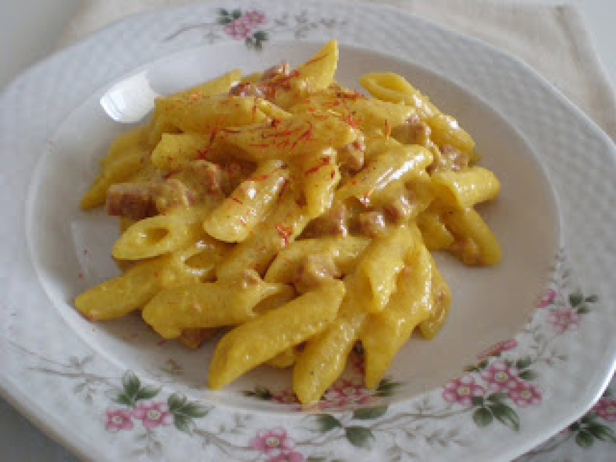 Pennette con salsiccia ricotta e zafferano