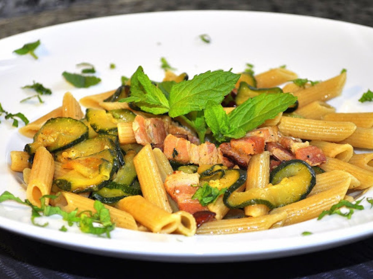 Pennette con zucchine e pancetta affumicata