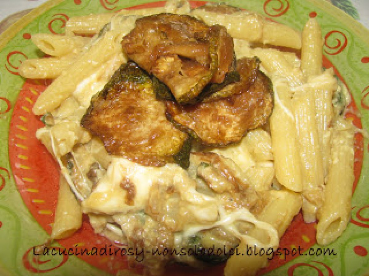 Pennette pasticciate zucchine e mozzarella