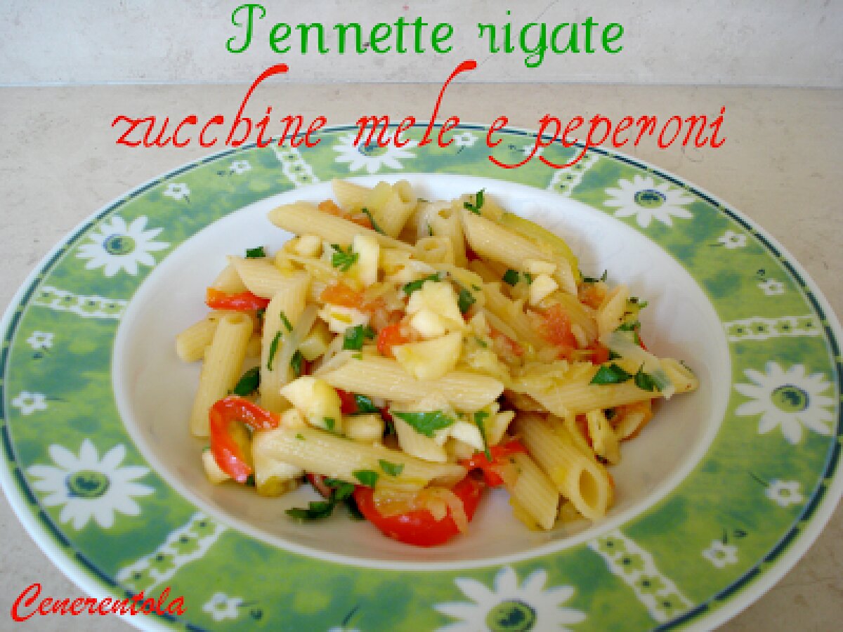 Pennette rigate zucchine mele e peperoni