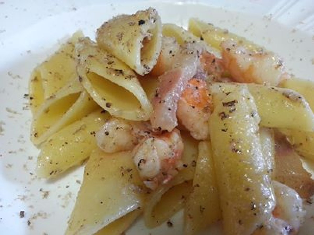 Pennoni guanciale, gamberi e tartufo