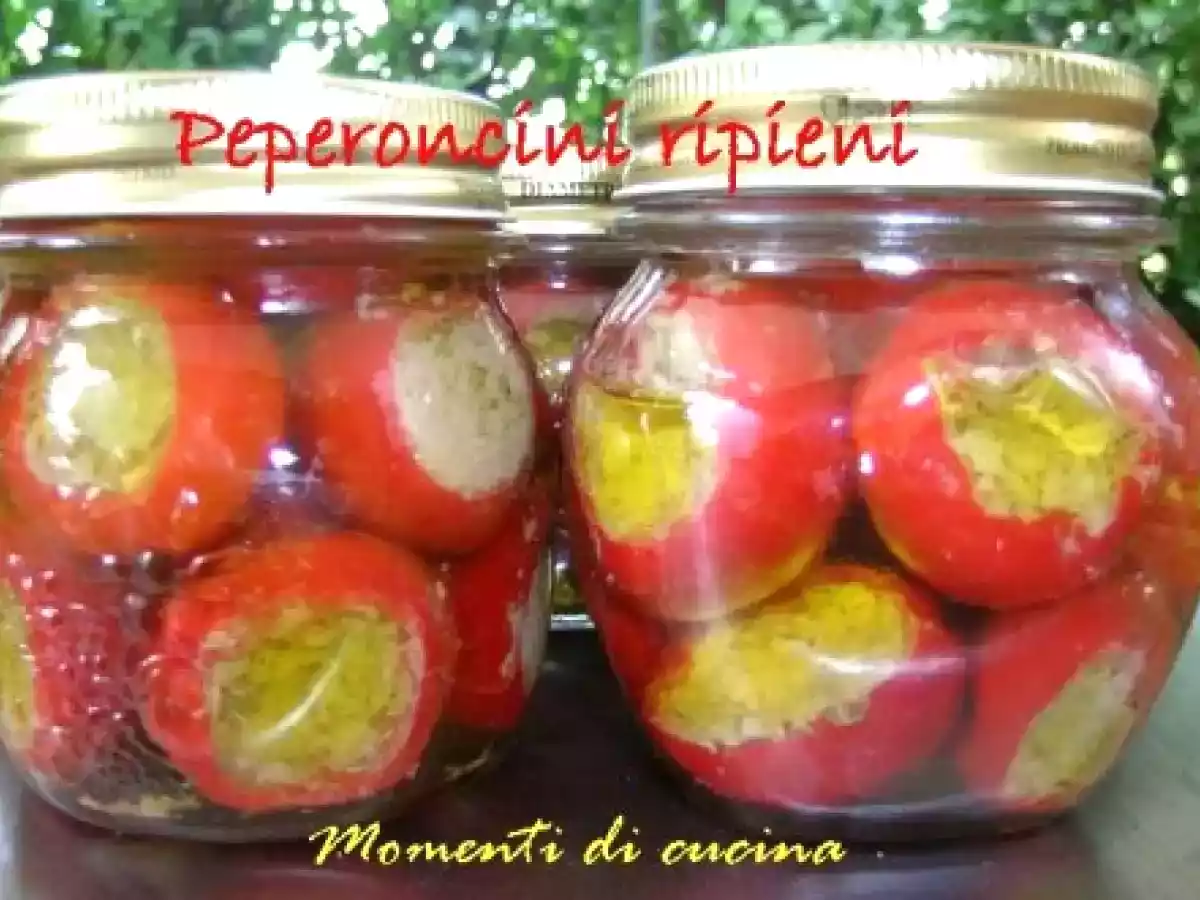 Peperoncini piccanti ripieni con capperi e acciughe