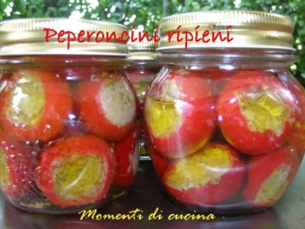 Peperoncini piccanti ripieni con capperi e acciughe