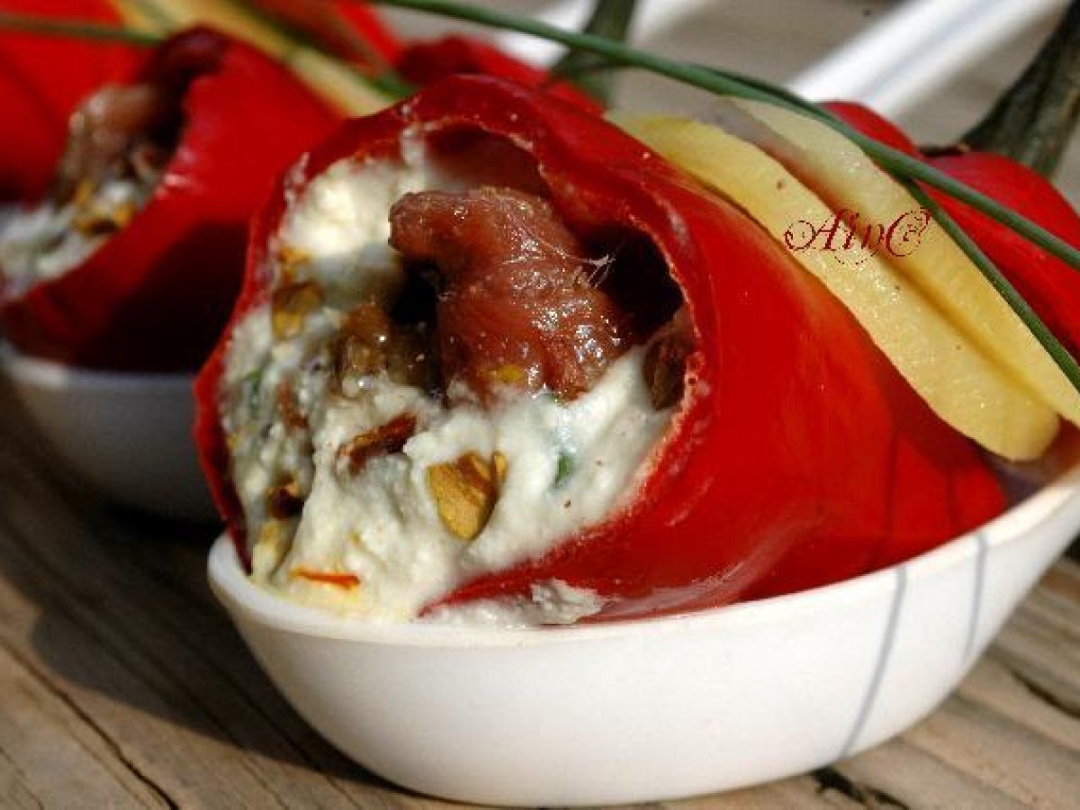 Peperoncini piccanti ripieni di ricotta