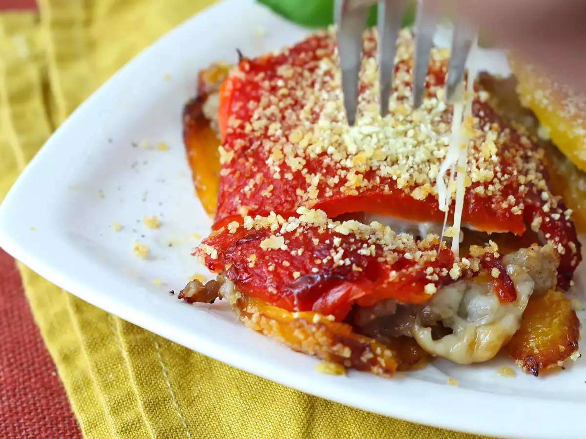 Peperoni farciti e gratinati in friggitrice ad aria con salsiccia e scamorza - foto 5