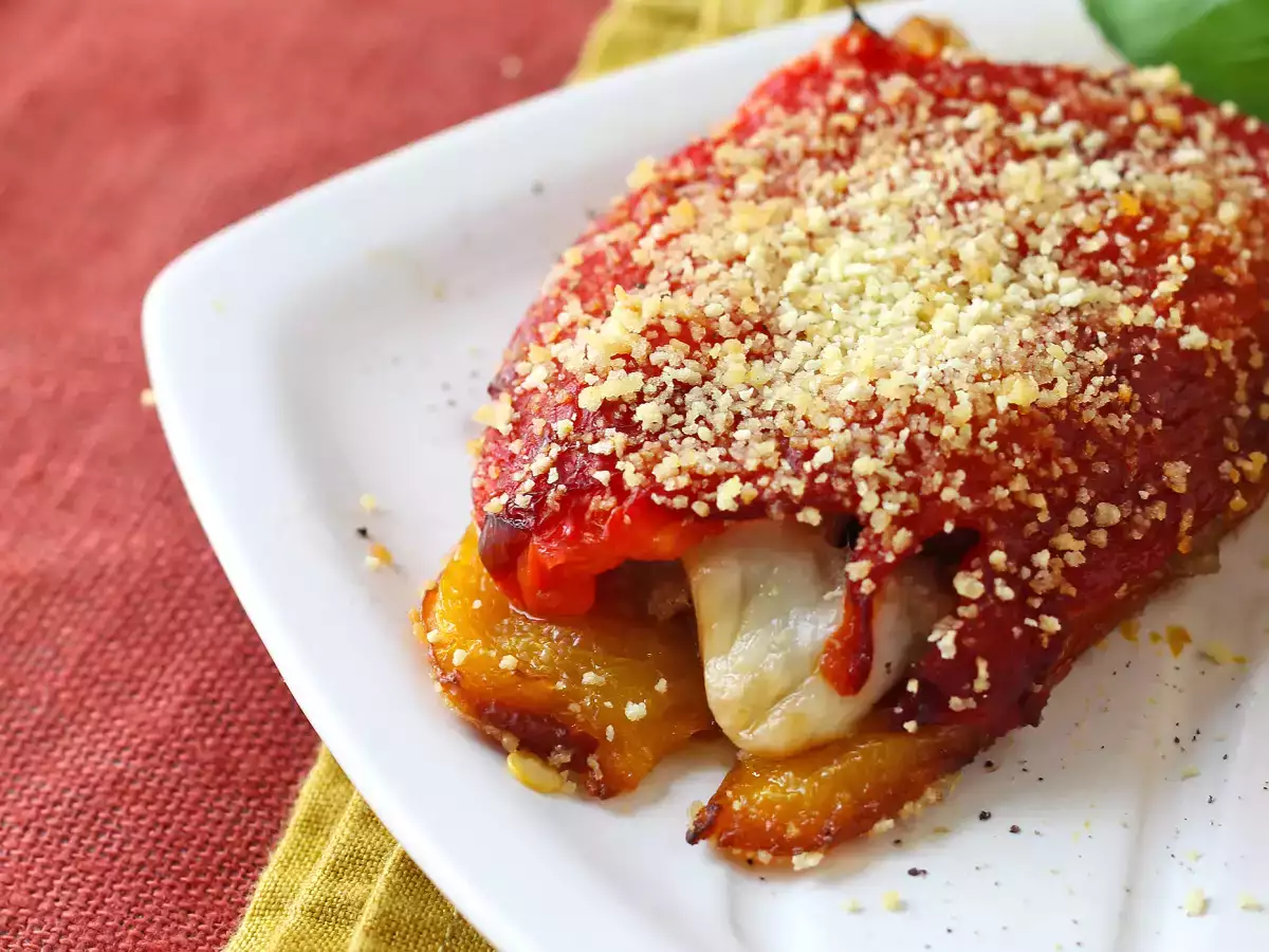 Peperoni farciti e gratinati in friggitrice ad aria con salsiccia e scamorza - foto 7