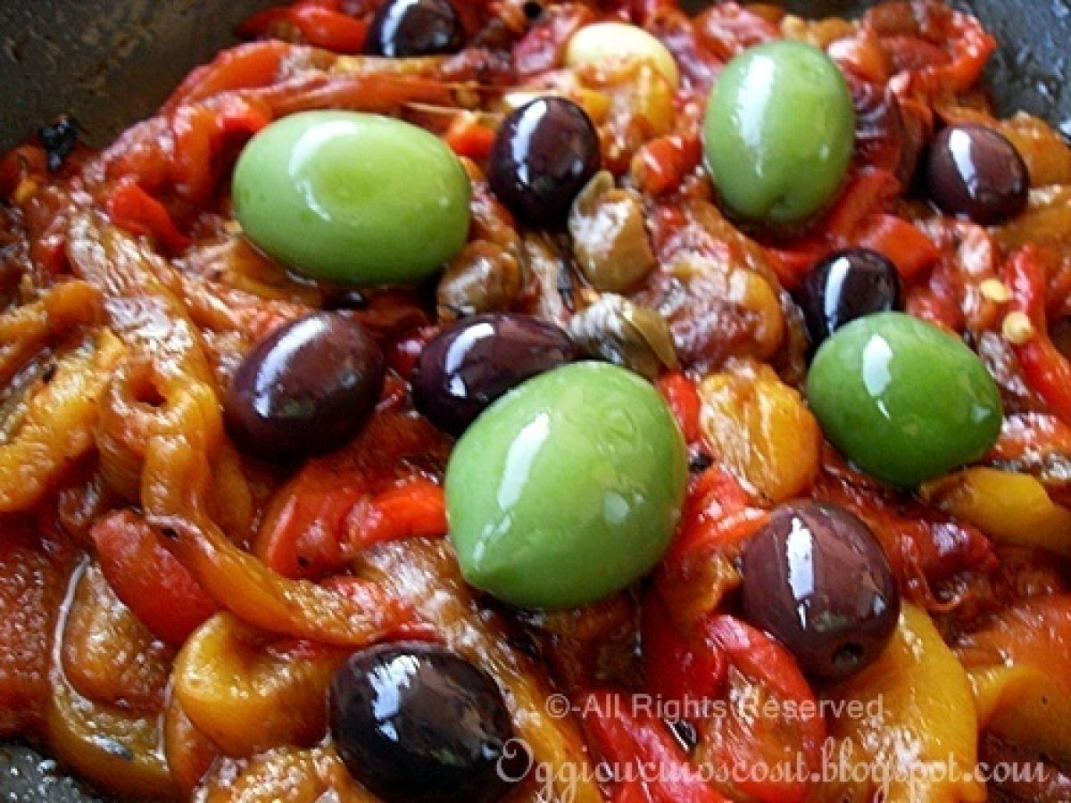 Peperoni in padella con olive e capperi