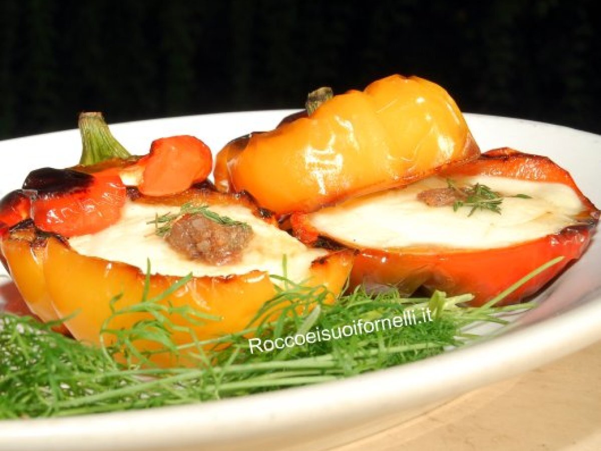Peperoni nani con acciughe e caciotta fresca