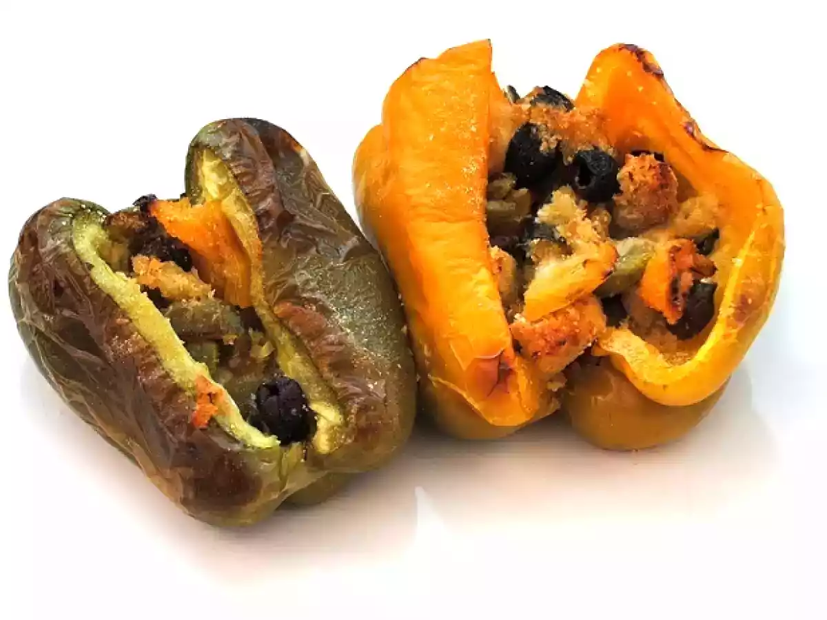 Peperoni ripieni al pecorino dolce, olive taggiasche e mollica