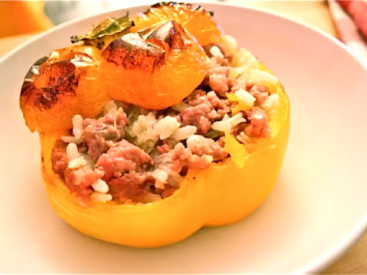 Peperoni ripieni con riso e salsiccia