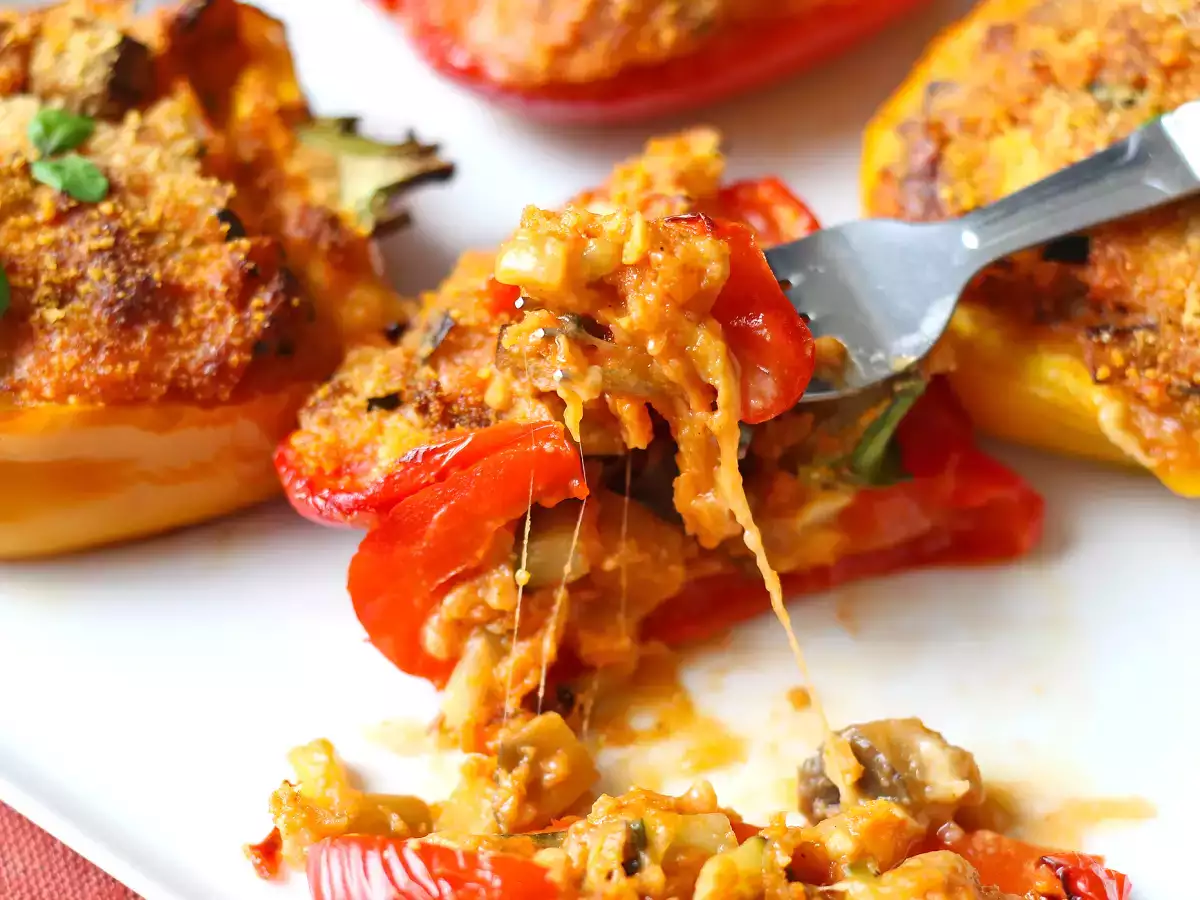 Peperoni ripieni vegetariani al forno: la ricetta facile e saporita con verdure e mozzarella - foto 5