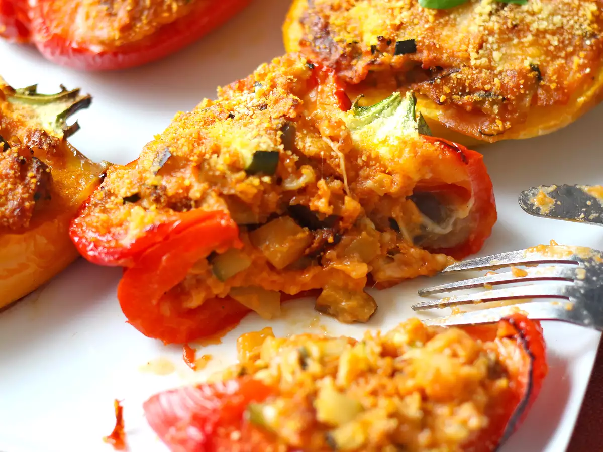 Peperoni ripieni vegetariani al forno: la ricetta facile e saporita con verdure e mozzarella - foto 6