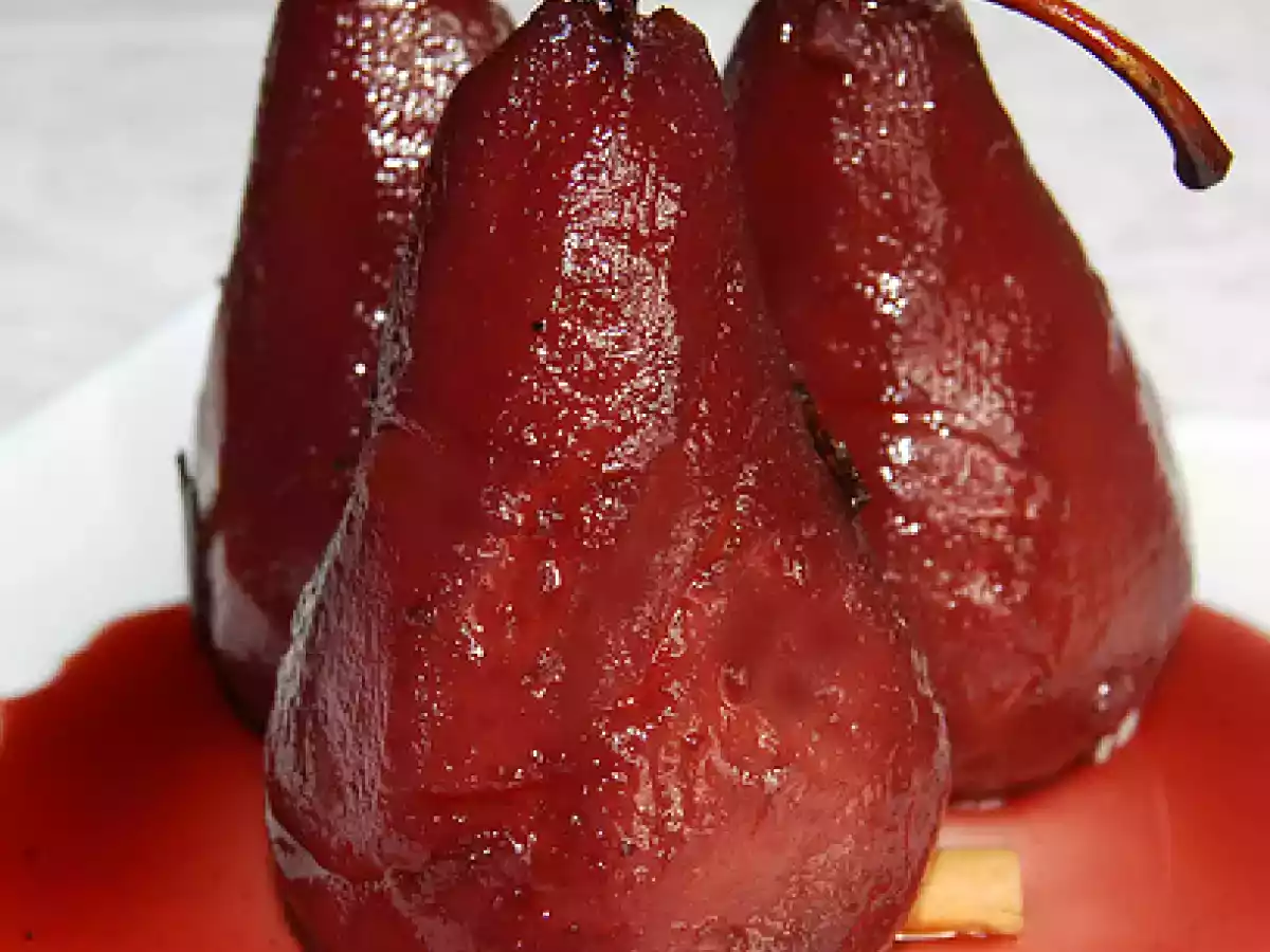 Pere al vino rosso speziato ( con panna montata e cannella)