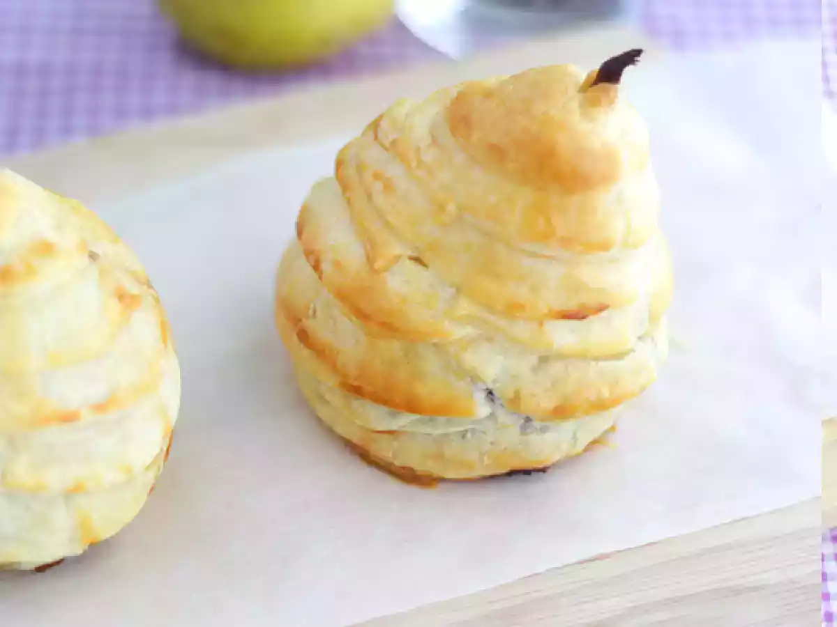 Pere in crosta di sfoglia con cuore al cioccolato