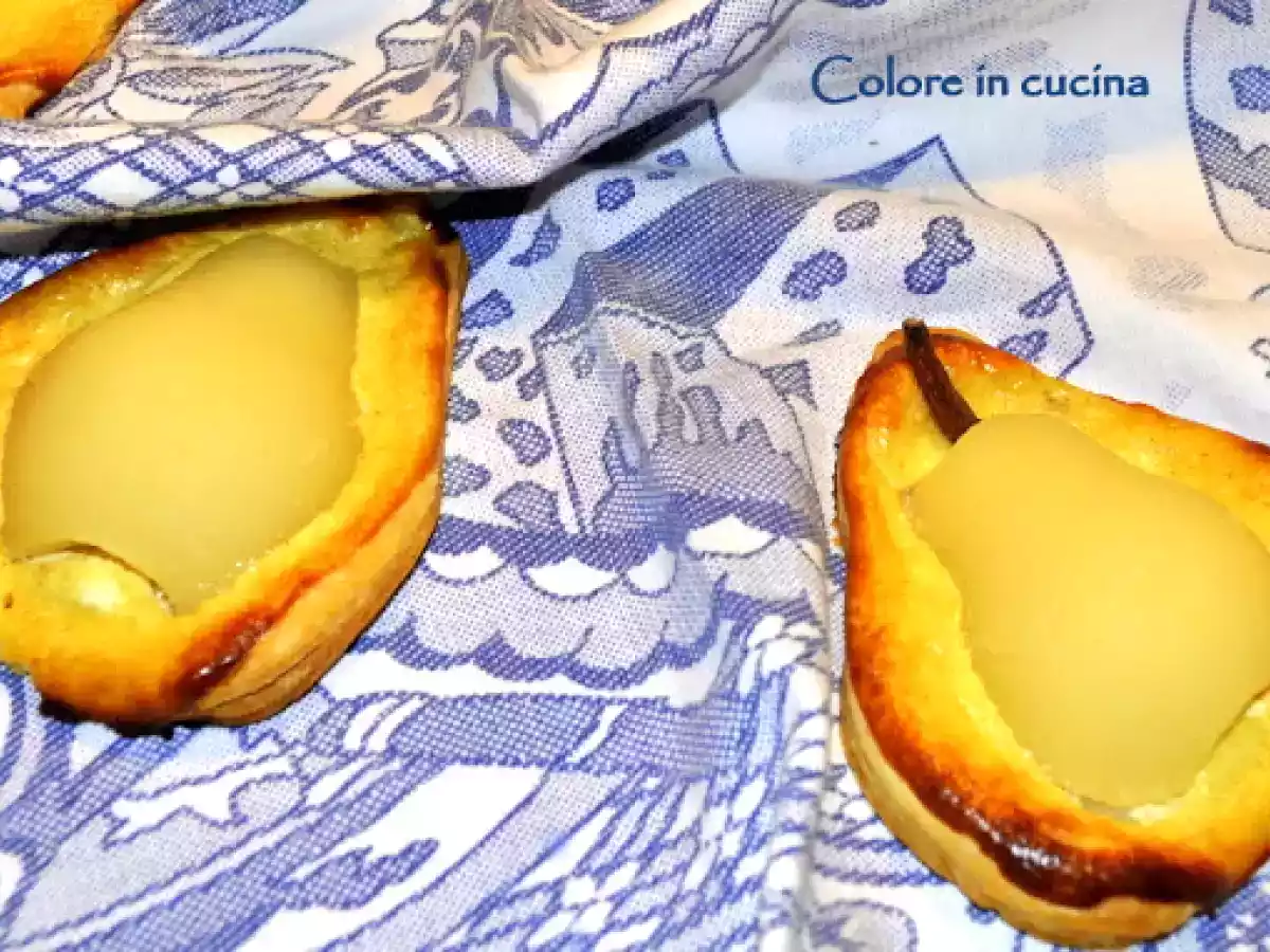 Pere su pasta sfoglia con crema alla vaniglia