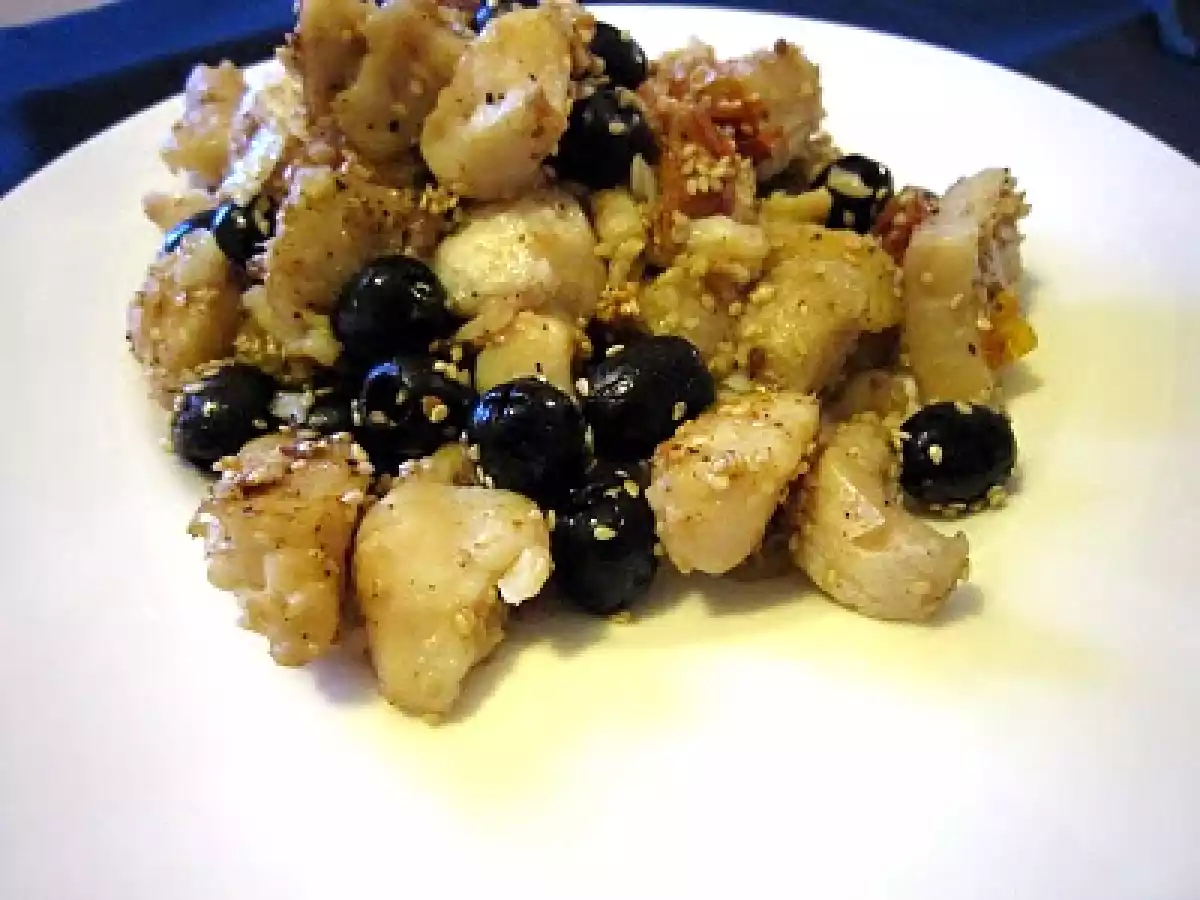 Pesce persico con olive nere, pomodori secchi e sesamo