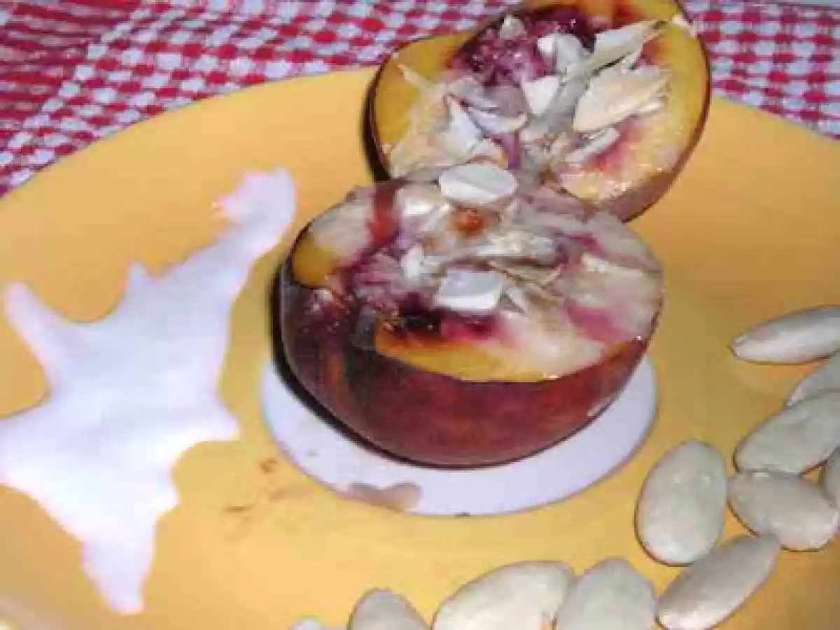 Pesche al forno con mandorle in pezzi