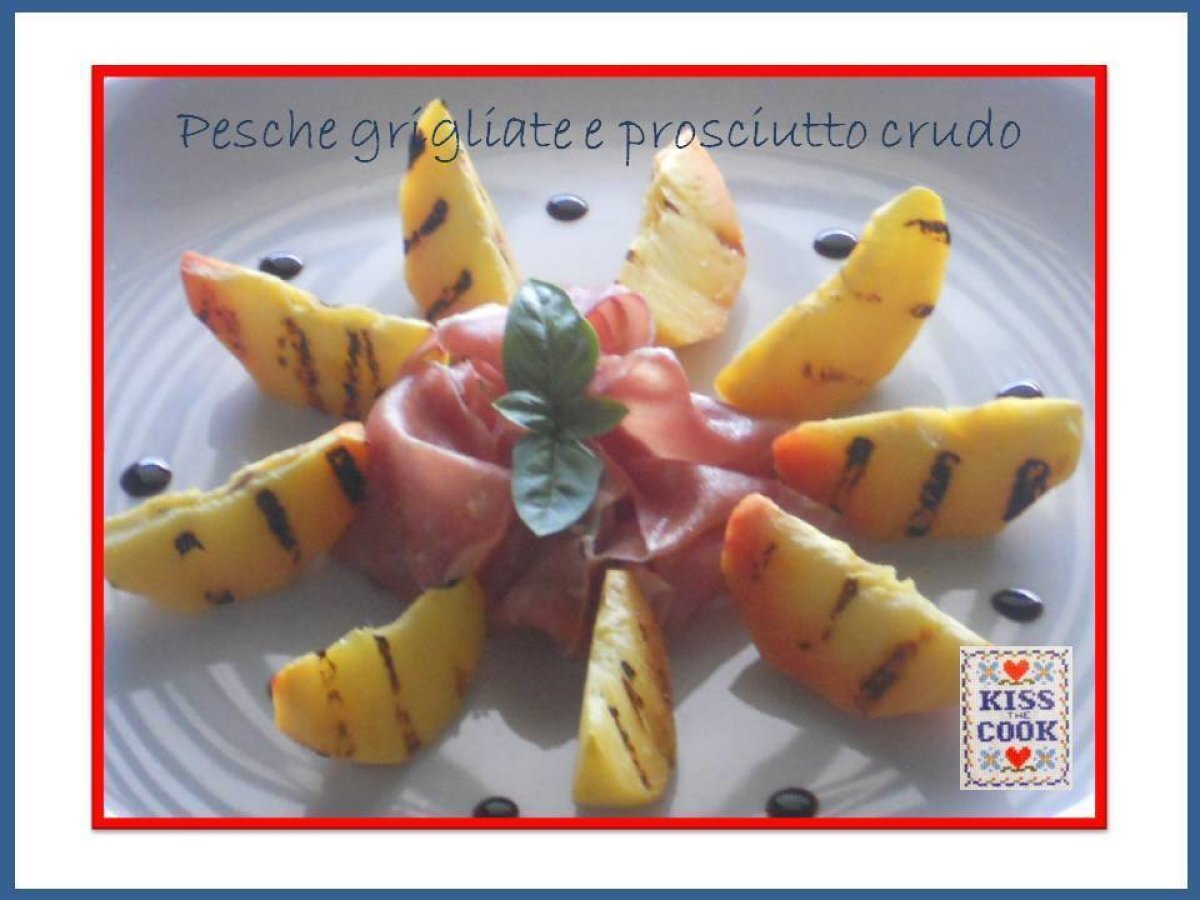 Pesche grigliate con prosciutto crudo
