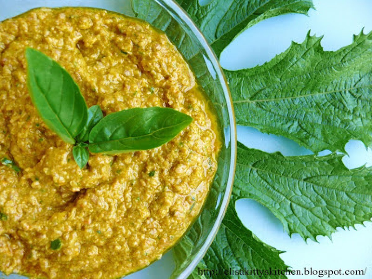 Pesto di fiori di zucca, colatura di alici e semi di girasole
