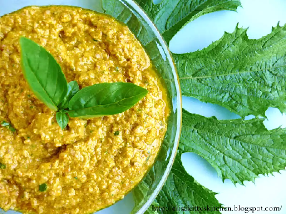 Pesto di fiori di zucca, colatura di alici e semi di girasole