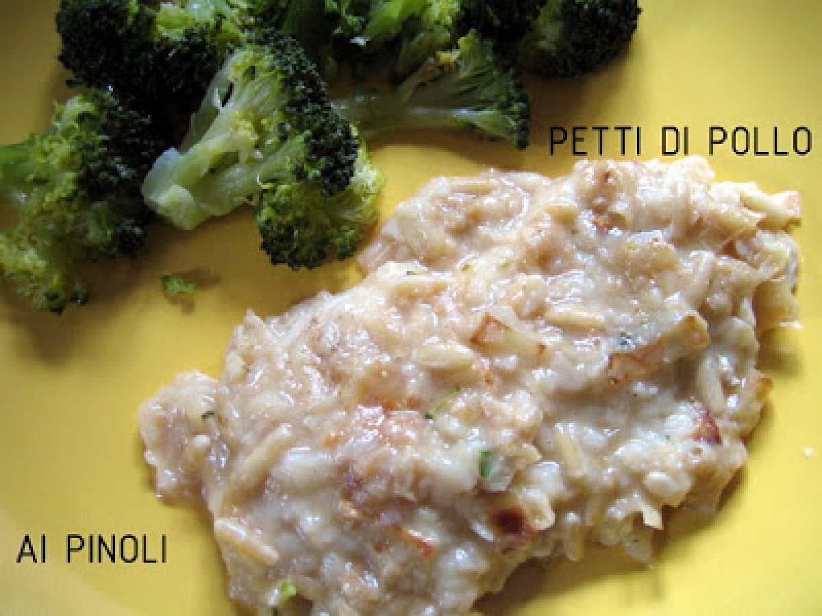 Petti di pollo ai pinoli