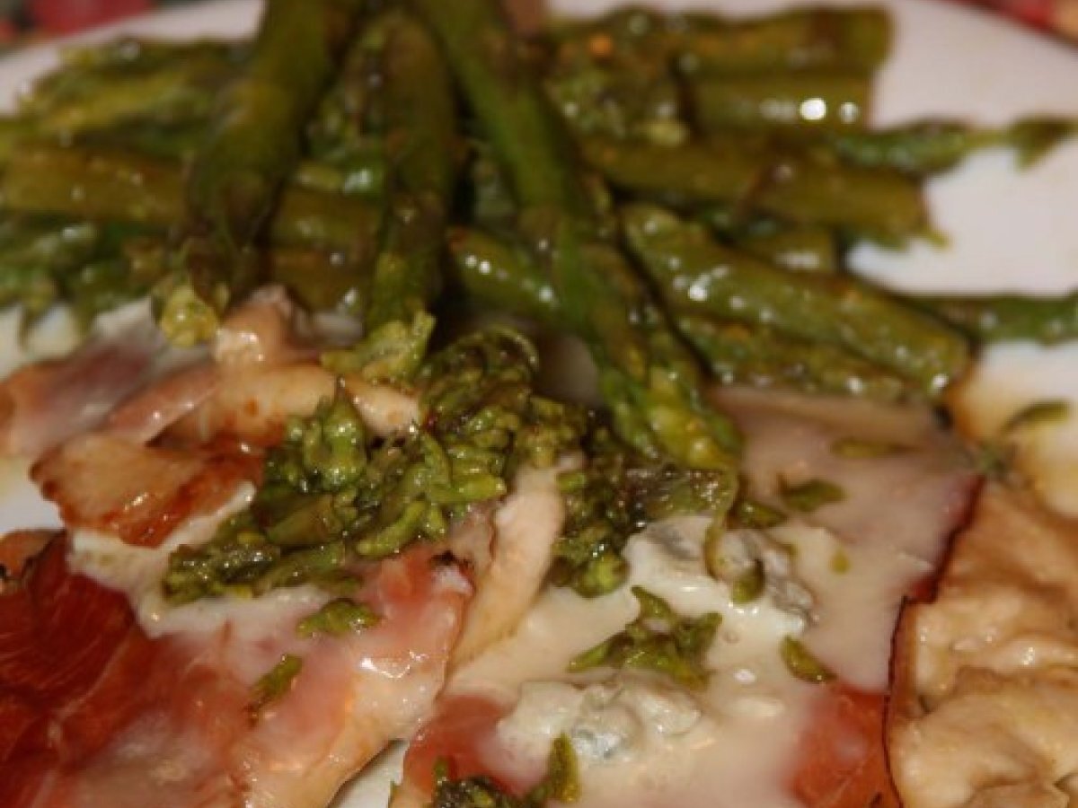 PETTI DI POLLO CON SPECK, GORGONZOLA E ASPARAGI secondo ?Dolcipensieri?