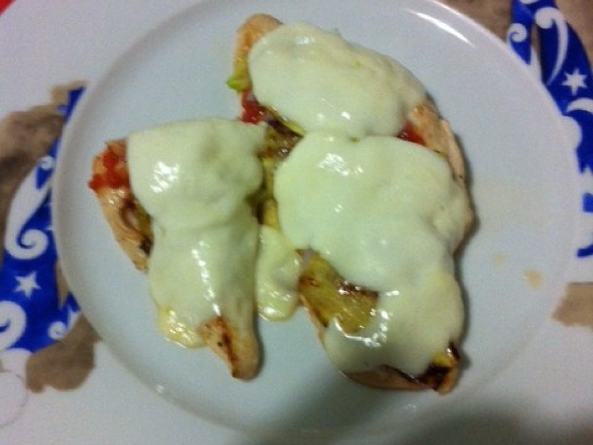 Petti di pollo con zucchina mozzarella e polpa di pomodoro