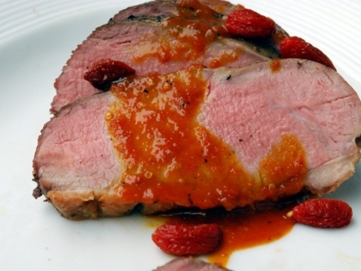 Petto d'anatra al rosso con salsa ai goji e confettura di rosa canina