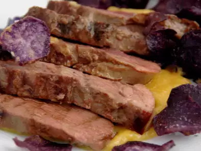 Petto d'anatra su salsa di albicocche e mango e chips di patate viola
