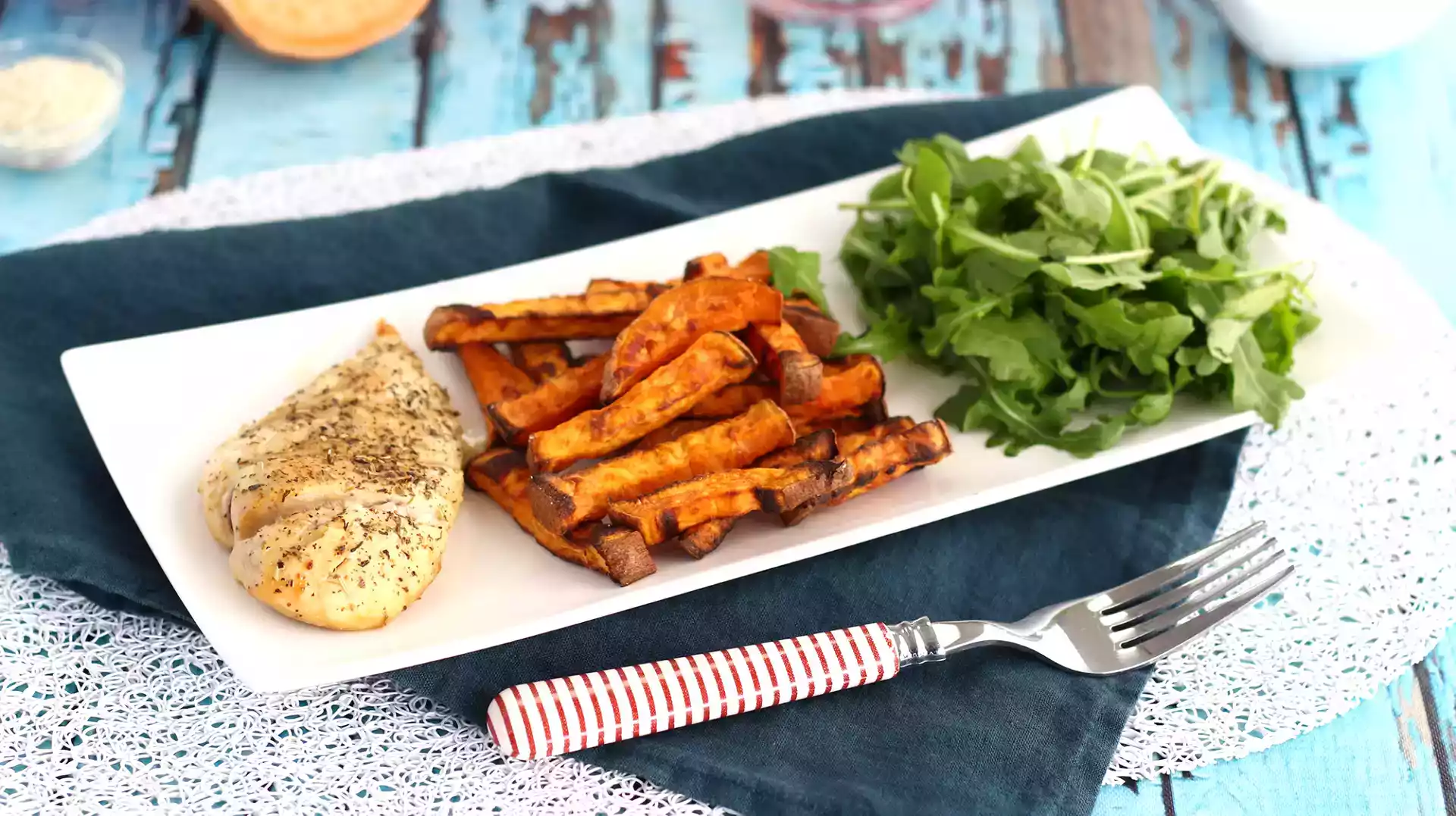 Petto di pollo al forno con patate dolci e rucola