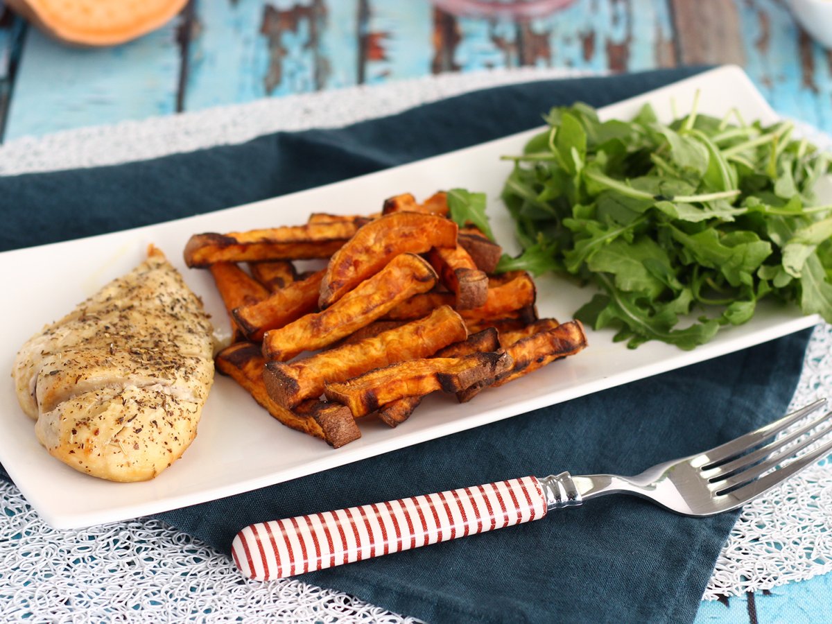 Petto di pollo al forno con patate dolci e rucola