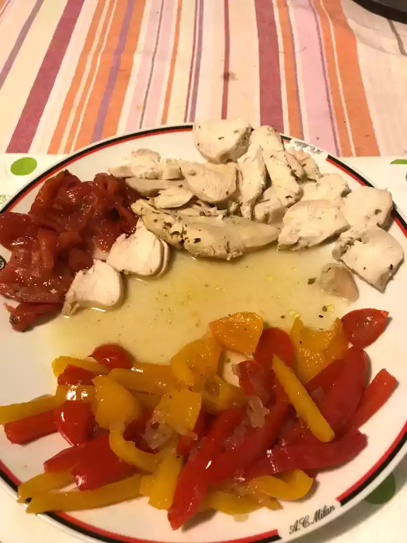 Ricetta: petto di pollo al forno con peperoni e pomodori