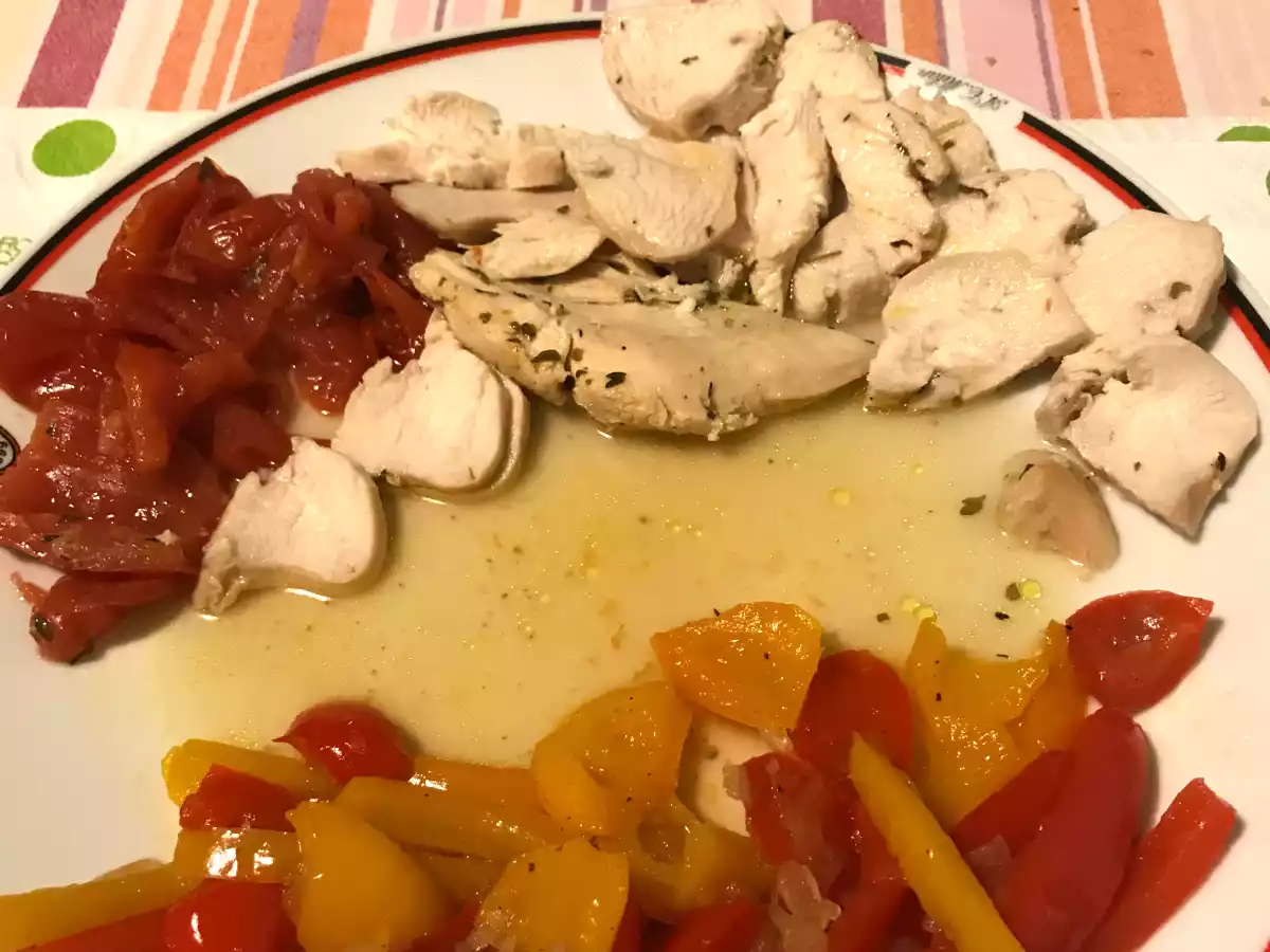 Petto di pollo al forno con peperoni e pomodori