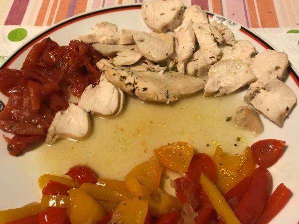 Petto di pollo al forno con peperoni e pomodori