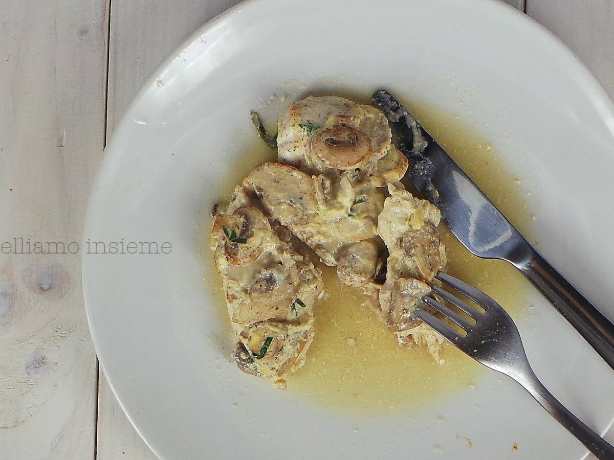 PETTO DI POLLO CON FUNGHI E SALSA ALLA SENAPE, AL CARTOCCIO