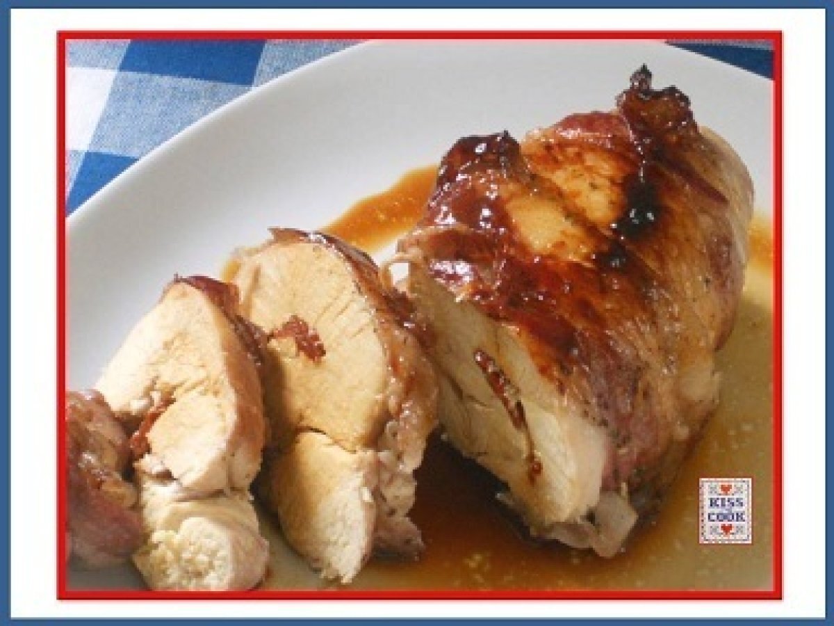 PETTO DI POLLO CON POMODORI SOTT’OLIO E LARDO ALLE ERBE – RICETTA SAPORITA -