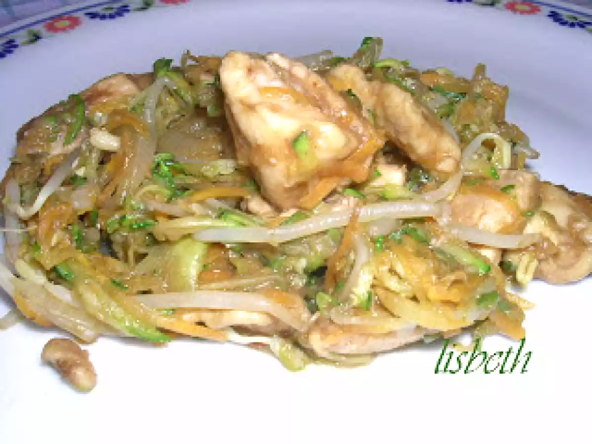 Petto di pollo saltato con verdure e soia