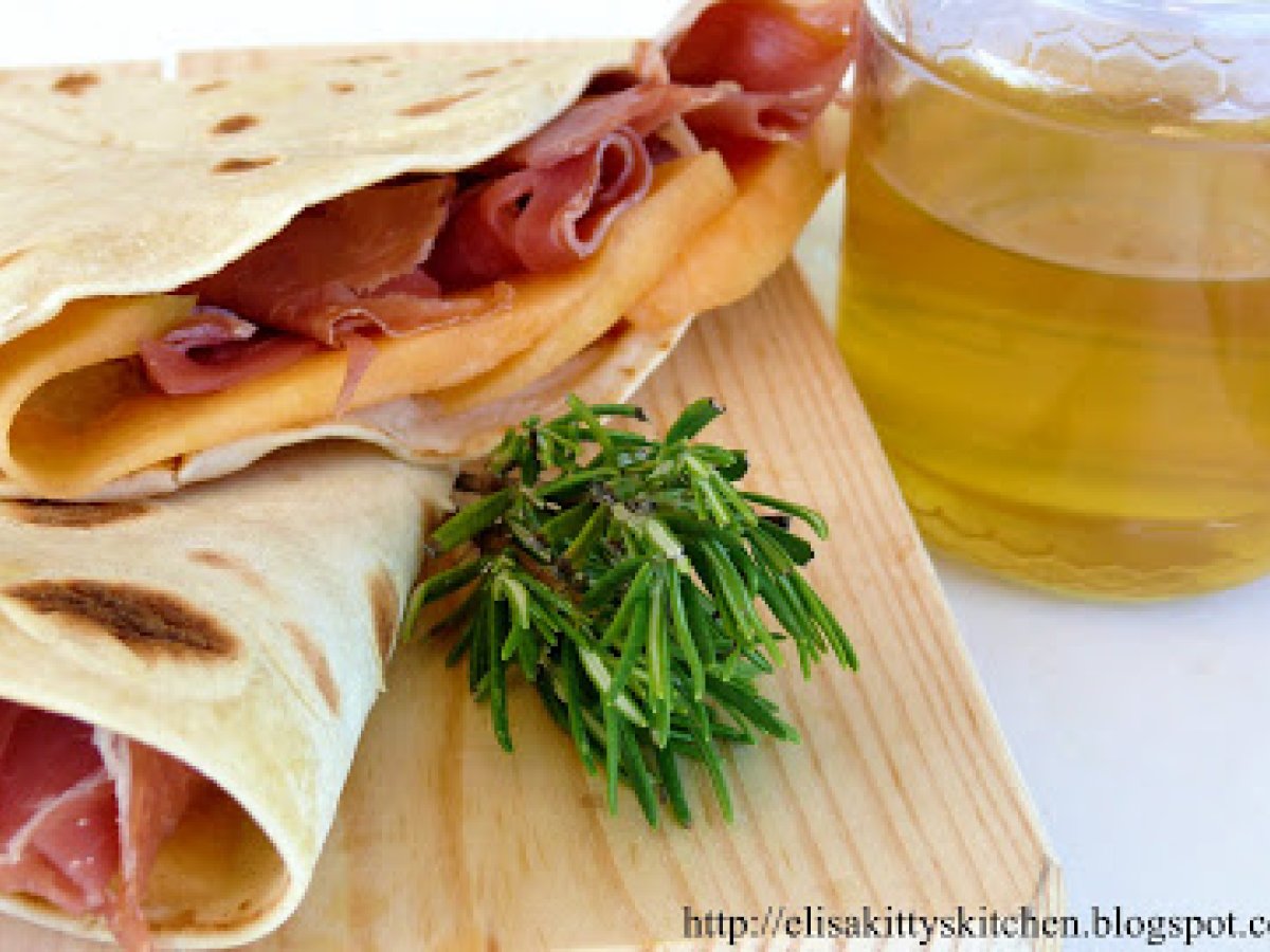 Piadina al prosciutto crudo, melone e miele