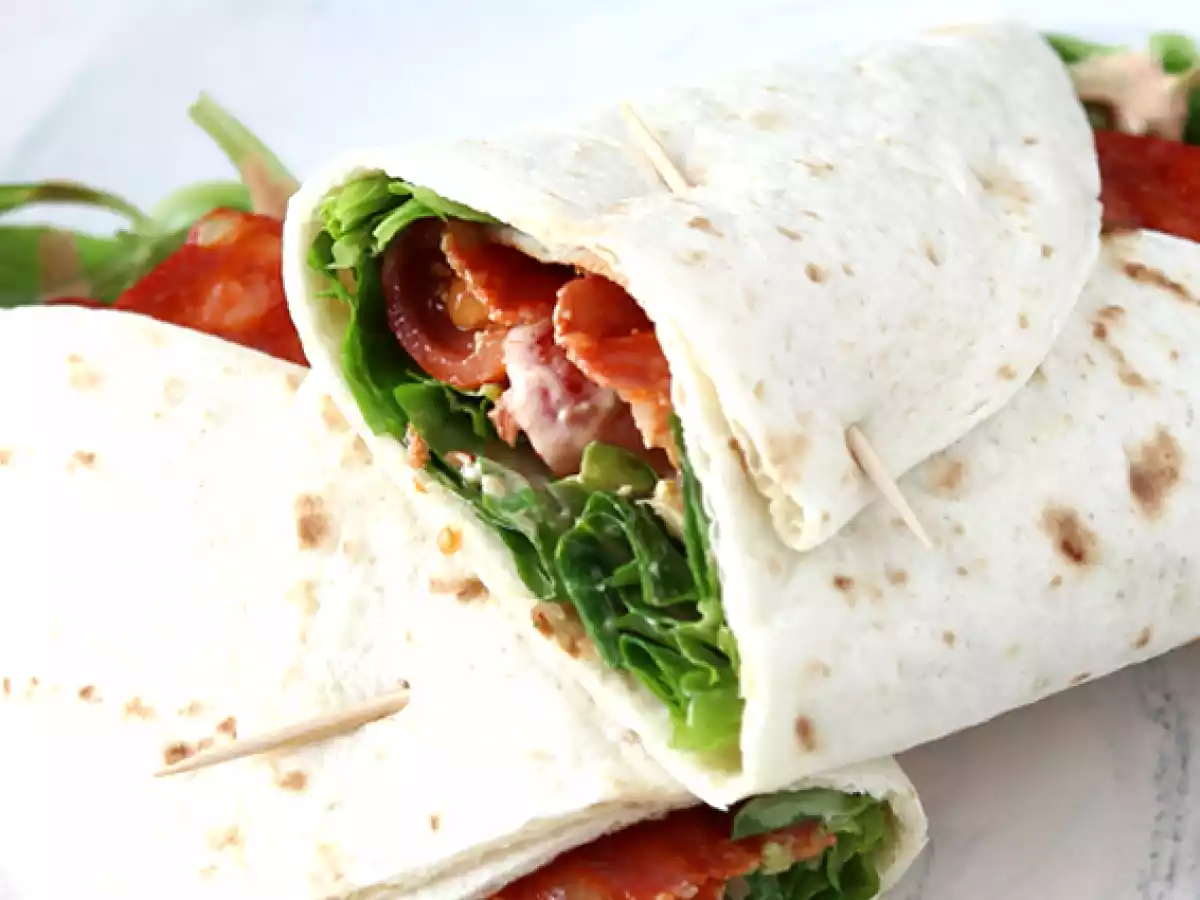 Piadina arrotolata con salame, avocado, valeriana e pomodorini - foto 3