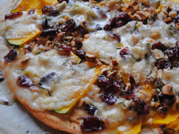 Piadina croccante con zucca, gorgonzola dolce, mirtilli e nocciole